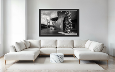 Black and white image of the outside of the Guggenheim Museum Bilbao.